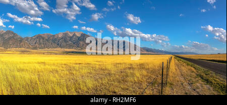 Road passing through stunning mountains in Utah Stock Photo