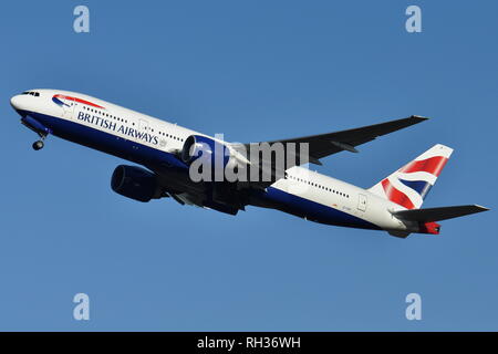 BRITISH AIRWAYS BOEING 777-200ER G-VIIP CLIMBING OUT OF GATWICK BOUND FOR CANCUN. Stock Photo