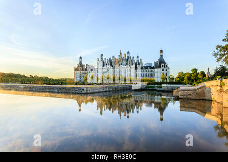 France, Loir et Cher, Chambord, Chambord castle and the Cosson //  France, Loire-et-Cher (41), Chambord, château de Chambord, la façade nord-ouest et  Stock Photo