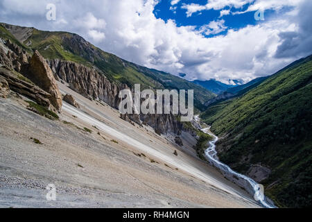 Trail leading to Tilicho Base Camp, crossing very steep and dangerous gravel slopes, view down to the Upper Marsyangdi valley Stock Photo