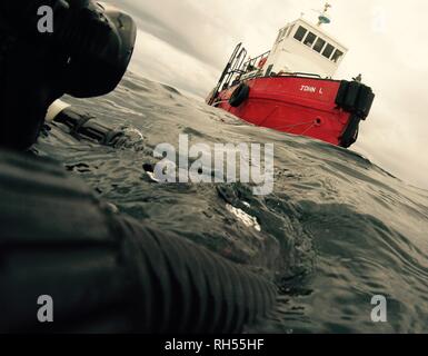 Dive boat coming in for pickup Stock Photo