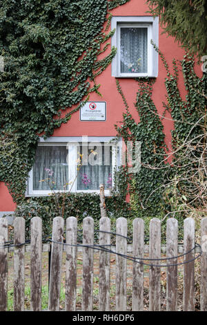 29 January 2019, Saxony, Pödelwitz: A sign of the Mibrag warns at a single family house against entering private premises. For a possible extension of the opencast mine Vereinigtes Schleenhain from 2040, the village would have to give way. Some of the residents have been defending themselves against this for years and, following the decision to phase out coal, are now demanding certain assurances about the future of the town. A good 75 percent of the villagers have already moved away voluntarily and thanks to good compensation payments. Photo: Jan Woitas/dpa-Zentralbild/ZB Stock Photo