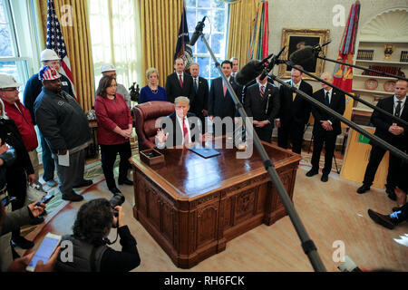 Washington, DC. 31st Jan, 2019. United States President Donald J. Trump speaks during a meeting with American manufacturers in the Oval Office of the White House on January 31, 2019 in Washington, DC. Credit: Oliver Contreras/Pool via CNP | usage worldwide Credit: dpa/Alamy Live News Stock Photo