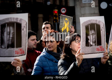 Barcelona, Spain. 1st Feb 2019.  In Barcelona demonstrators hold banners of imprisoned Catalan leaders. This friday  imprisoned Catalan separatist leaders are transferred from their current jails in Catalonia to others near Madrid (Soto del Real for the men, Alcalá Meco for the women) to attend the court during their trial. Credit:  Jordi Boixareu/Alamy Live News Stock Photo