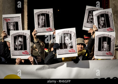 Barcelona, Catalonia, Spain. 1st Feb, 2019. In Barcelona demonstrators hold banners of imprisoned Catalan leaders. This friday imprisoned Catalan separatist leaders are transferred from their current jails in Catalonia to others near Madrid (Soto del Real for the men, AlcalÃ¡ Meco for the women) to attend the court during their trial. Credit: Jordi Boixareu/ZUMA Wire/Alamy Live News Stock Photo