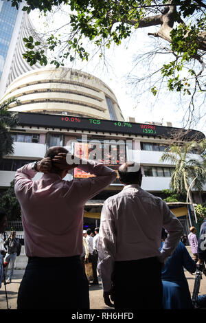 Mumbai, India. 1st Feb, 2019. Onlookers watch a digital screen telecasting India's interim budget, at the Bombay Stock Exchange in Mumbai, India, on Feb. 1, 2019. Credit: Stringer/Xinhua/Alamy Live News Stock Photo