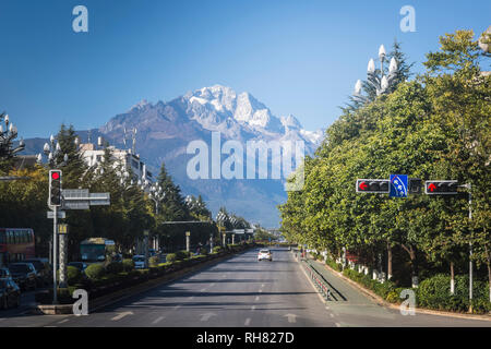 Road and Jade Dragon Snow Mountain, Lijiang, Yunnan province, China Stock Photo