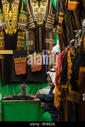 Saudi tailor using a sewing machine to make embroideries, Mecca province, Taïf, Saudi Arabia Stock Photo