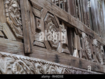 Detail of a wooden mashrabiya of an old house in al-Balad quarter, Mecca province, Jeddah, Saudi Arabia Stock Photo