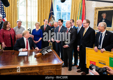 President Donald J. Trump meets with American manufacturers prior to signing an Executive Order “Strengthening Buy-American Preferences for Infrastructure Projects” Thursday, Jan. 31, 2019, in the Oval Office of the White House. The President is joined by the White House Director of the Office of Trade and Manufacturing Policy Peter Navarro; Administrator of the Small Business Administration Linda McMahon; Secretary of Labor Alex Acosta; Chairman of the Council of Economic Advisers Kevin Hassett; and Members of Congress  People:  President Donald Trump Stock Photo