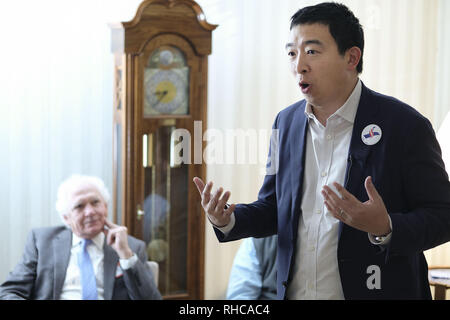 Sioux City, Iowa, USA. 1st Feb, 2019. Entrepreneur and Democratic presidential candidate for 2020 ANDREW YANG meets local Woodbury County, Iowa, Democrats and members of the Truman Club Friday evening in Sioux City. Credit: Jerry Mennenga/ZUMA Wire/Alamy Live News Stock Photo