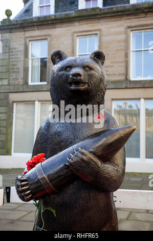 Soldier Bear statue, 'Wojtek' in Duns, Berwickshire, Scotland, who fought with Polish soldiers during the Battle of Monte Casino helping to carry shel Stock Photo