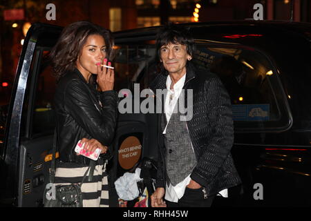 Ronnie Wood an his ex-girlfriend Ana Araujo in front of The Ivy, Soho, London 2010 Stock Photo