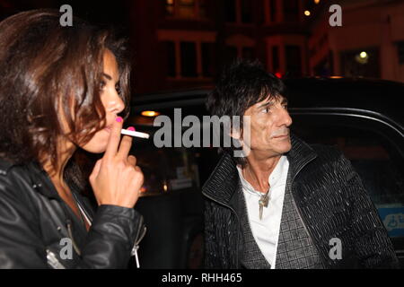 Ronnie Wood an his ex-girlfriend Ana Araujo in front of The Ivy, Soho, London 2010 Stock Photo