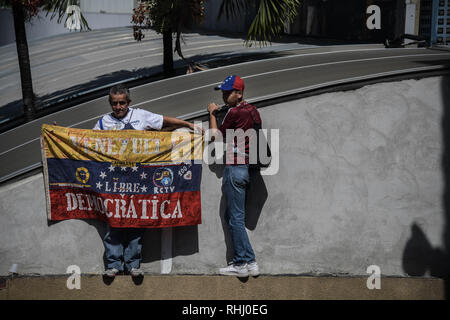 Caracas, Venezuela. 2nd Feb 2019. A man is seen holding a venezuelan flag during a protest against Maduro. Opposition supporters take part in a rally against Venezuelan President Nicolas Maduro's government in Caracas and to support Venezuelan opposition leader and self-proclaimed interim president Juan Guaido. Credit: SOPA Images Limited/Alamy Live News