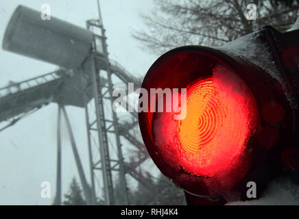 Klingenthal, Germany. 03rd Feb, 2019. Nordic Combined, World Cup, Single, Large Hill, 10 km. A traffic light at the hill shows red. Strong winds forced the organizers to cancel the jumping. Credit: Hendrik Schmidt/dpa-Zentralbild/dpa/Alamy Live News Stock Photo