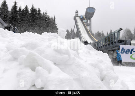 Klingenthal, Germany. 03rd Feb, 2019. Nordic Combined, World Cup, Single, Large Hill, 10 km. Snow is blowing in front of the jump. Strong winds forced the organizers to cancel the jumping. Credit: Hendrik Schmidt/dpa-Zentralbild/dpa/Alamy Live News Stock Photo