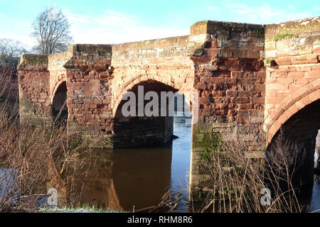 Bridge over the River Dee between Farndon in Cheshire, England, and Holt in Wales Stock Photo