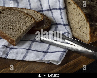 Kiev, Ukraine. 28th Jan, 2019. Sliced rye bread seen on cutting board Credit: Igor Golovniov/SOPA Images/ZUMA Wire/Alamy Live News Stock Photo