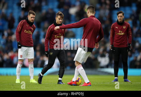 Arsenal's (left-right) Aaron Ramsey, Denis Suarez and Mesut Ozil warm up during the Premier League match at the Etihad Stadium, Manchester. Stock Photo
