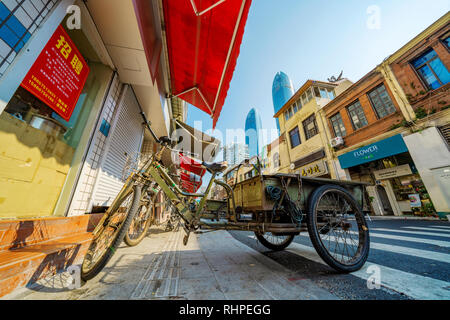 XIAMEN, CHINA -OCTOBER 09: City street with traditional buildings and an old bike in the Shapowei area on October 09, 2018 in Xiamen Stock Photo