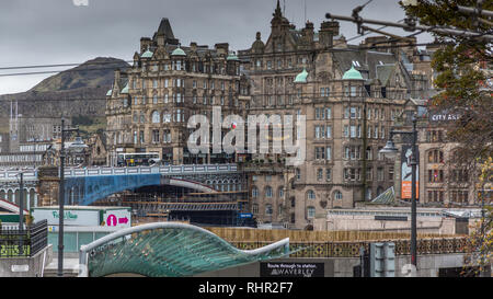 Waverley Station's Mall Entrance and the North Bridge's three-span iron and steel construction straddle Edinburgh's famous bustling Waverley Railway Stock Photo