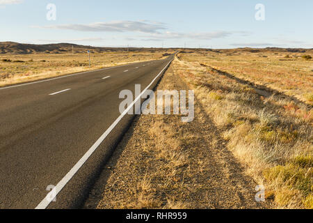 asphalt road Sainshand Zamiin-Uud in Mongolia, Gobi Desert Stock Photo