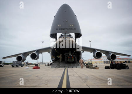 NAVAL STATION ROTA, Spain (Jan. 29, 2019) Seabees assigned to Naval Mobile Construction Battalion (NMCB) 1 and U.S. Air Force (USAF) airmen assigned to the 22nd Airlift Squadron download U.S. Army M777 howitzers from a USAF C5M Super Galaxy during an embarkation operation. NMCB-1 is forward deployed to execute construction, humanitarian and foreign assistance, and theater security cooperation in the U.S. 6th Fleet area of operations. (U.S. Navy photo by Mass Communication Specialist 1st Class Caine Storino/Released) Stock Photo