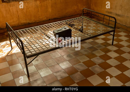 Cambodia, Phnom Penh, Street 113, Tuol Sleng genocide museum, torture cell iron bed in classroom of former Tuol Svey Prey High School used by Khmer Ro Stock Photo