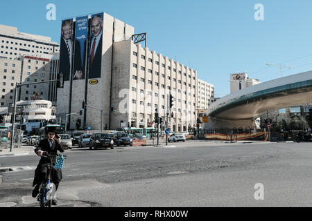 Jerusalem, Israel. 4th February, 2019.  Incumbent Israeli Prime Minister Netanyahu, head of the Likud party, hangs a huge banner depicting himself with US President Trump on a Ministry of Finance building at the entrance to Jerusalem as part of his national elections campaign ahead of 9th April, 2019, elections. Banner reads in Hebrew “Netanyahu - a different league. Credit: Nir Alon/Alamy Live News Stock Photo