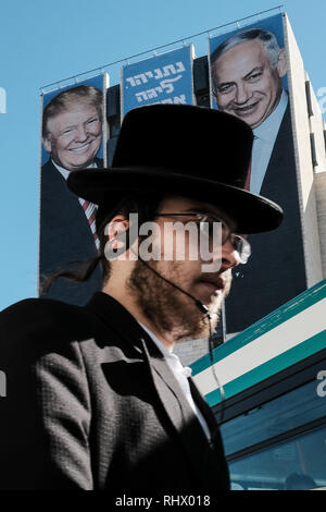 Jerusalem, Israel. 4th February, 2019.  Incumbent Israeli Prime Minister Netanyahu, head of the Likud party, hangs a huge banner depicting himself with US President Trump on a Ministry of Finance building at the entrance to Jerusalem as part of his national elections campaign ahead of 9th April, 2019, elections. Banner reads in Hebrew “Netanyahu - a different league. Credit: Nir Alon/Alamy Live News Stock Photo