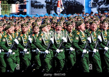 09.05.2015, at the 70th anniversary of the Second World War, Moscow celebrates a huge military parade with 16,000 soldiers and a comprehensive program on the Red Square. Russian soldiers march on the parade. | usage worldwide Stock Photo