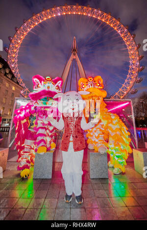 London, UK. 4th Feb 2019. The eave of the Chinese new year of the pig is celebrated at the London Eye with Lion Dancers and a colour change to the wheel itself. Credit: Guy Bell/Alamy Live News Stock Photo