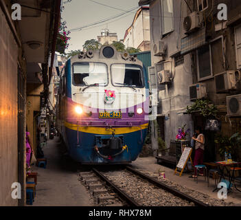 Hanoi, Vietnam. 6th Nov, 2018. The famous 'train street' in Hanoi, in which a railway was built through a narrow existing alley. The train is honking before its passing, so people get the chance to hide in entrances or press their bodies against the house walls. Credit: Daniel Dohlus/ZUMA Wire/Alamy Live News Stock Photo