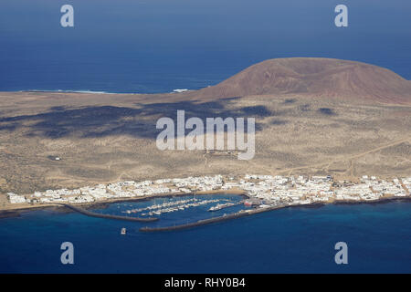 Blick vom Mirador del Río, auf die Insel La Graciosa und den Ort Caleto del Sebo, Lanzarote, Kanarische Inseln, Spanien Stock Photo