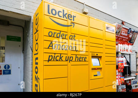 Amazon Pick up Store Pick up point for goods ordered online in Chicago ...