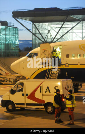 Low cost airline Ryanair aircraft Boeing 737-800 on London Stansted Airport, England, Great Britain. October 29th 2008 © Wojciech Strozyk / Alamy Stoc Stock Photo