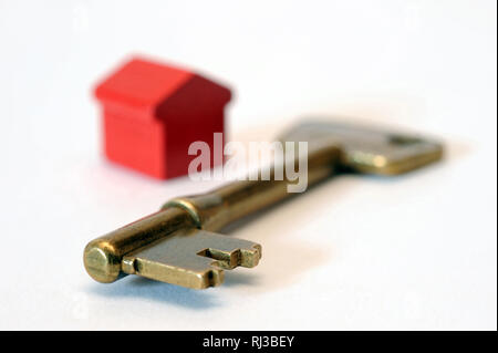 HOUSE KEY WITH MODEL HOUSE RE HOUSING MORTGAGES FINANCE BUYING EQUITY RELEASE SAVINGS ETC UK Stock Photo