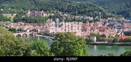 Blick vom Philosophenweg auf die Altstadt mit Karl-Theodor-Brücke, Brückentor und Schloss, Heidelberg, Baden-Württemberg, Deutschland Stock Photo