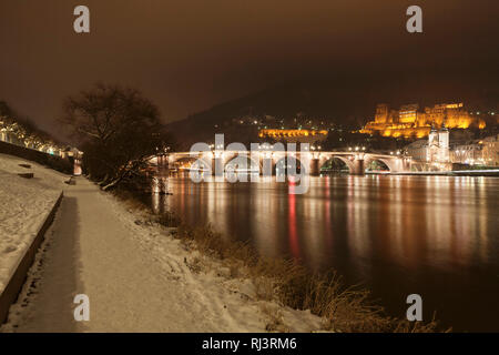 Blick über den Neckar auf die Altstadt von Heidelberg im Winter, Baden-Württemberg, Deutschland Stock Photo