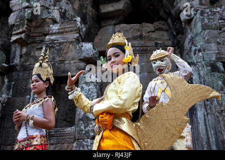 Kambodscha, Provinz Siem Reap, Region Angkor, buddhistische Tempelanlage Bayon, traditionelle Tanzgruppe, Stock Photo