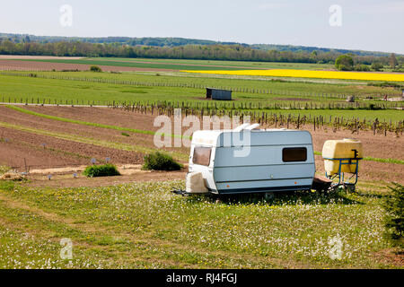 Alter Wohnwagen auf Acker Stock Photo