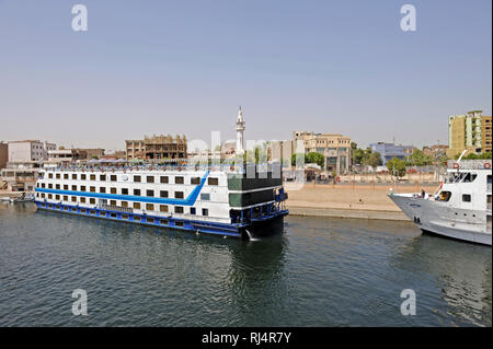 Kreuzfahrtschiffe mit Urlaubern auf dem Nil vor Edfu in ?gypten, Stock Photo
