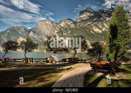 Strand von Torbole am Morgen, Gardasee, Provinz Trient, Trentino-Südtirol, Italien Stock Photo
