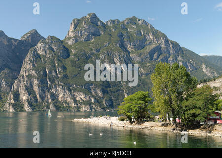 Touristen am Strand von Torbole, Gardasee, Provinz Trient, Trentino-Südtirol, Italien Stock Photo