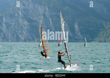 Windsurfer bei Torbole am Gardasee, Provinz Trient, Trentino-Südtirol, Italien Stock Photo