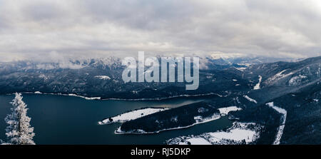 Bergpanorama in Bayern mit Blick auf die Alpen und den Walchensee, winterlich kaltes Szenario, Stock Photo