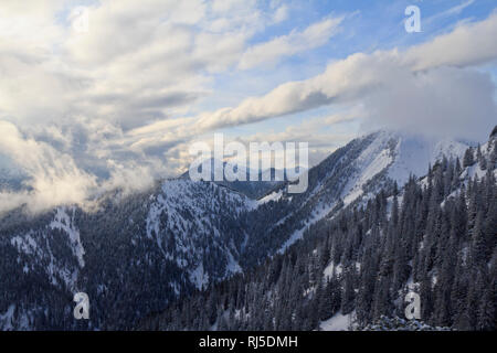 Bergpanorama in Bayern mit Blick auf die Alpen, winterlich kaltes Szenario, Stock Photo