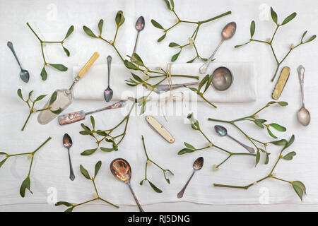 Mistelzweige auf Damasttischwäsche mit Silberbesteck Stock Photo