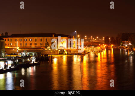 Blick auf den nächtlich erleuchteten Canal Grande mit der Haltestelle Piazzale Roma in Venedig Stock Photo